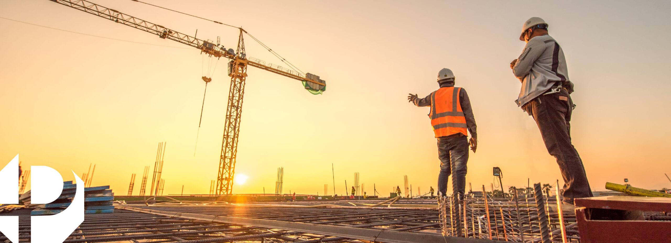 Dos trabajadores en una obra de un edificio